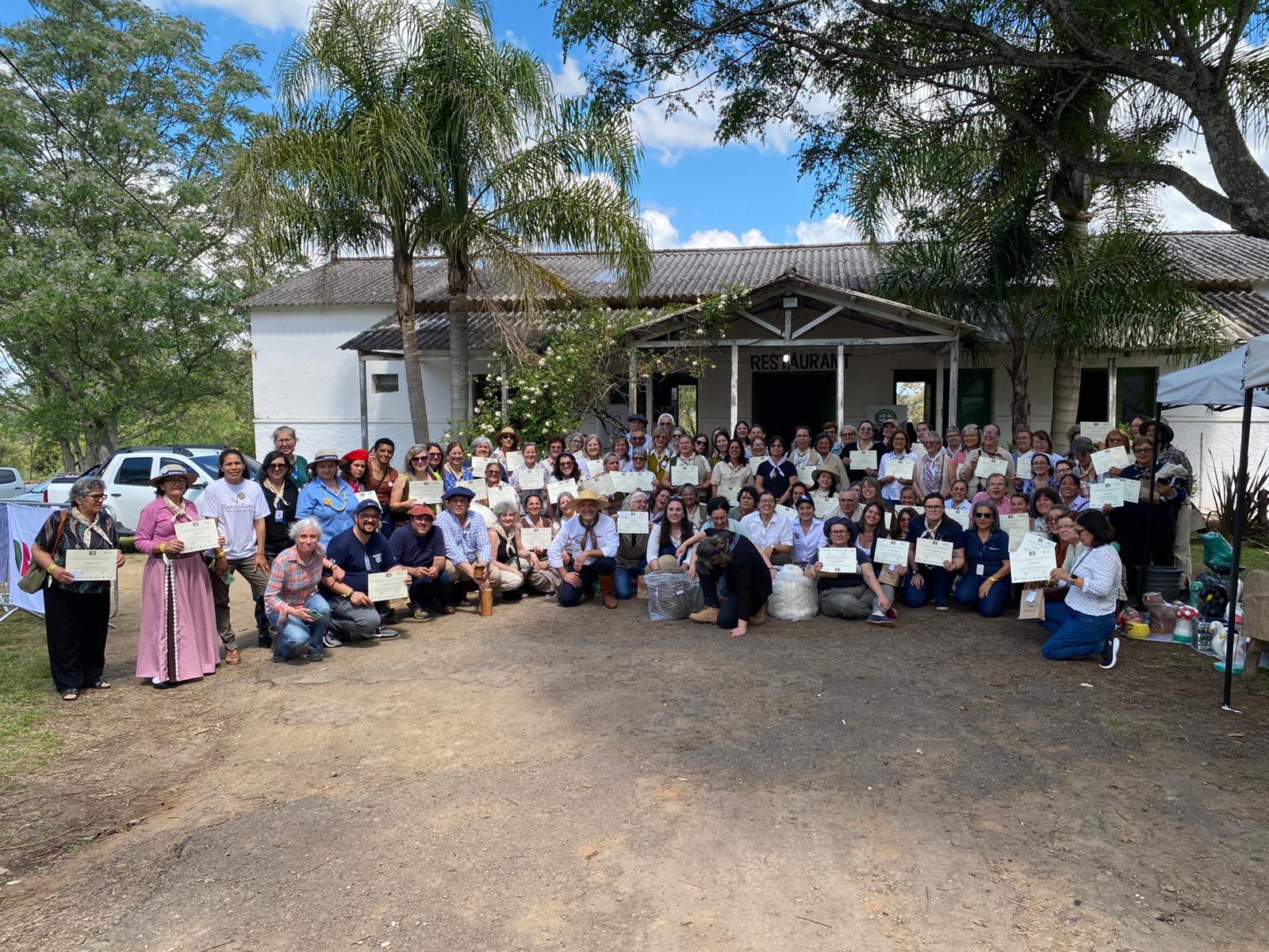 Participants of the Encuentro de Ganadería Regenerativa 2025 gathered together at the end of the meeting in Tacuarembó